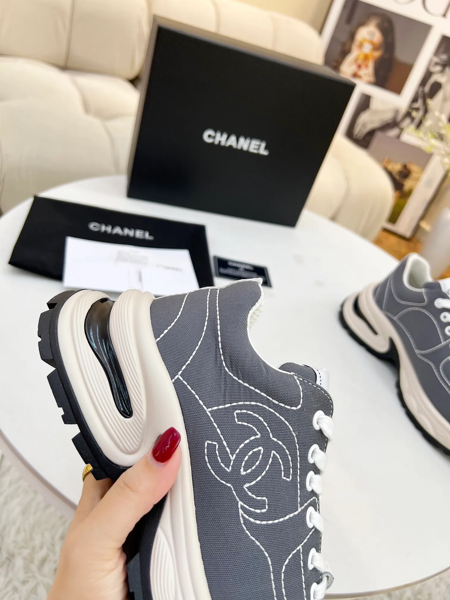 👟👟Ex-factory price 500👟👟 Cloth CHANEL 25C new casual shoes for early spring vacation. A pair of comfortable shoes can reduce the fatigue on your feet. The new style is very versatile, whether it is daily wear or a sister party. It can be easily used for commuting in the workplace, outdoor sports and various occasions. It can increase the height, straighten the legs, modify the shape of the feet, is comfortable and comfortable without rubbing the feet, and has good breathability. It can also be worn in summer. Office workers can also easily own it when wearing it. The fabric is pebbled cowhide + plaid pad to show off sheepskin. The original open-molded rubber foam outsole! size: 35-40 (41 customized, non-refundable and non-exchangeable)